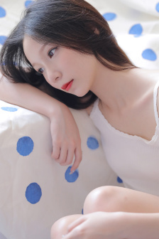 女子双手双脚被胶水粘住无法自救